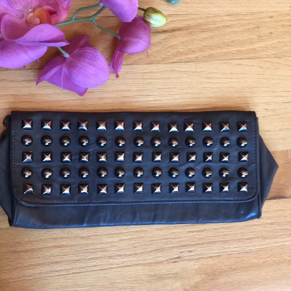 STUDDED CLUTCH